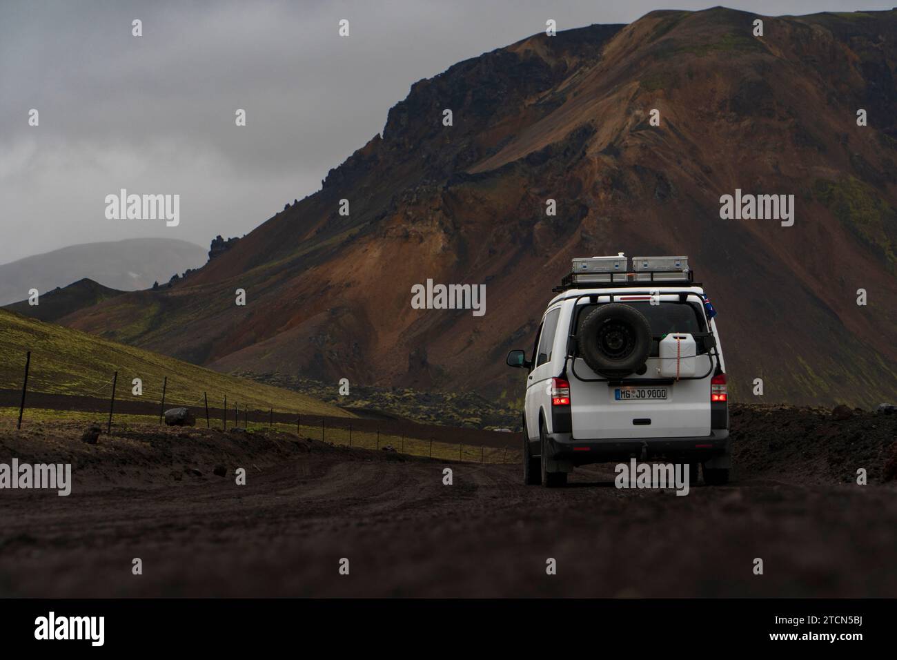 Ein 4x4-VW-Bus auf der F208-Strecke inmitten einer uralten, surrealen Vulkanlandschaft in der Nähe von Landmannalaugar, Island Stockfoto