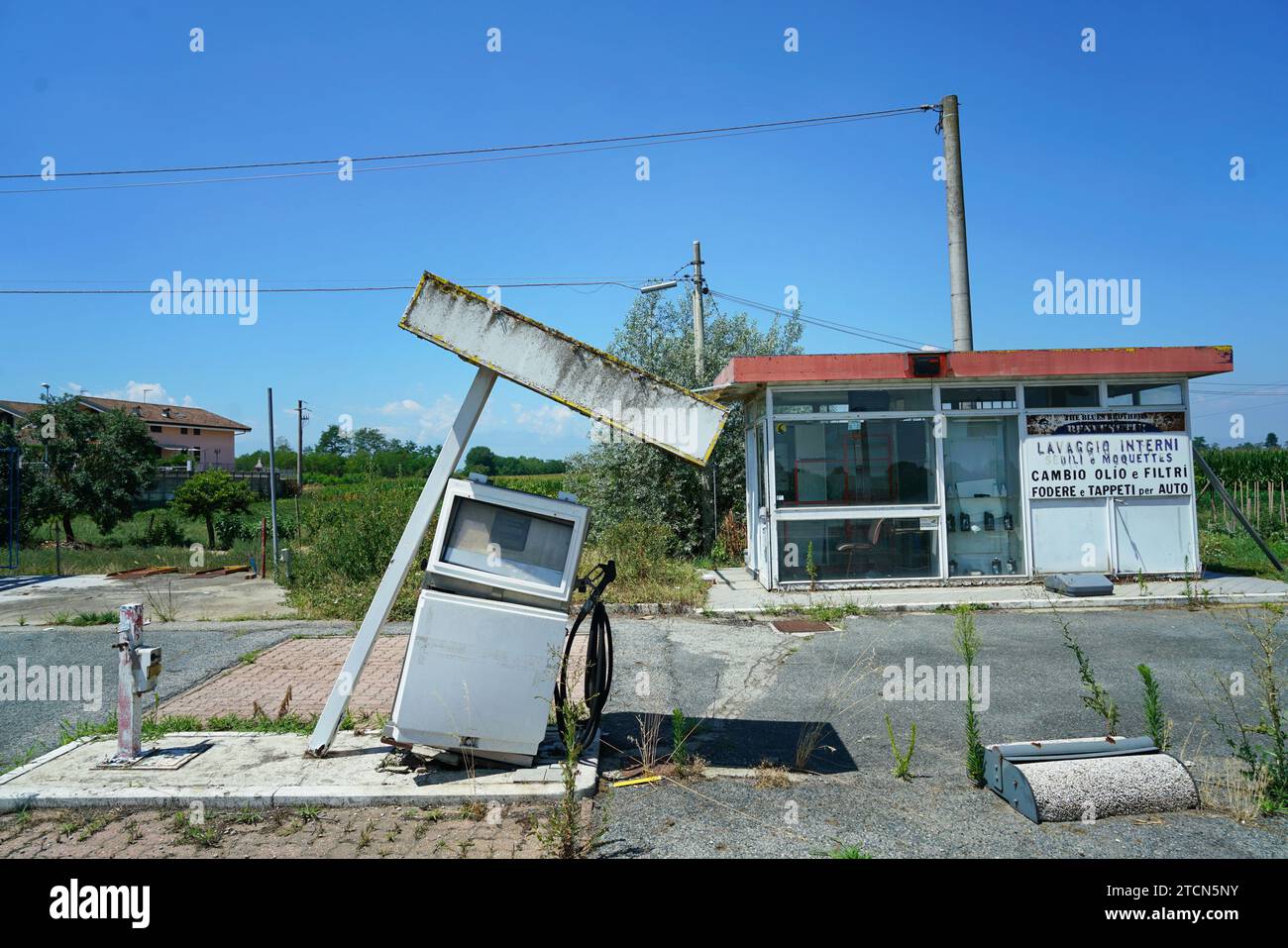 Casale/Italien - 22. Juli 2023: Eine verlassene Tankstelle als Symbol für die Energiewende weg von fossilen Brennstoffen Stockfoto