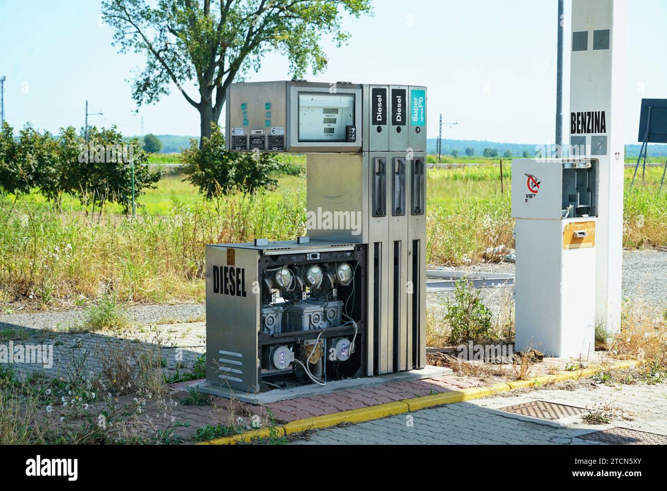 Casale/Italien - 22. Juli 2023: Eine verlassene Tankstelle als Symbol für die Energiewende weg von fossilen Brennstoffen Stockfoto