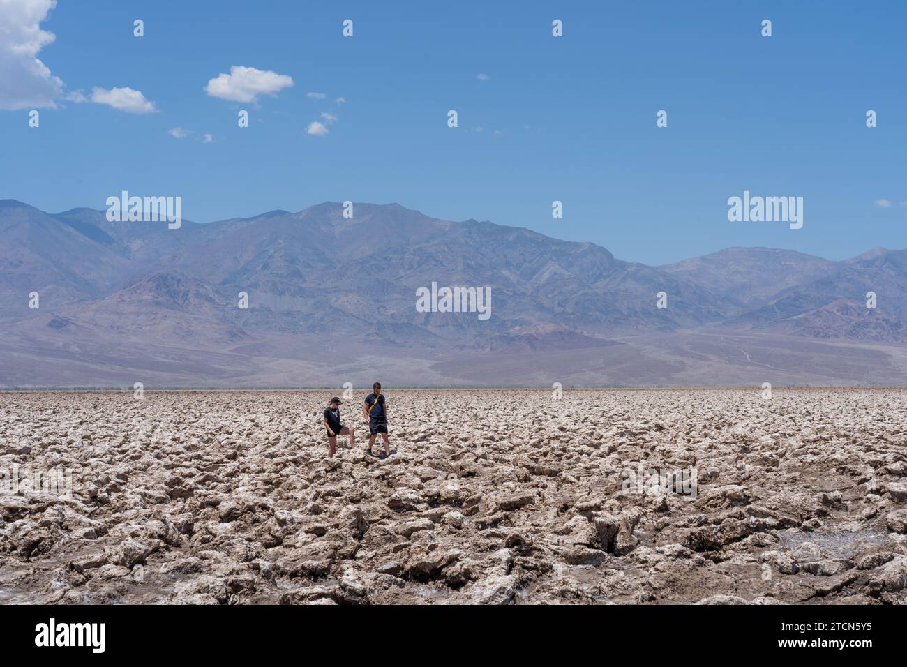 Nicht anerkannte Menschen besuchen Badwater Basin im Death Valley NP, Kalifornien, USA Stockfoto
