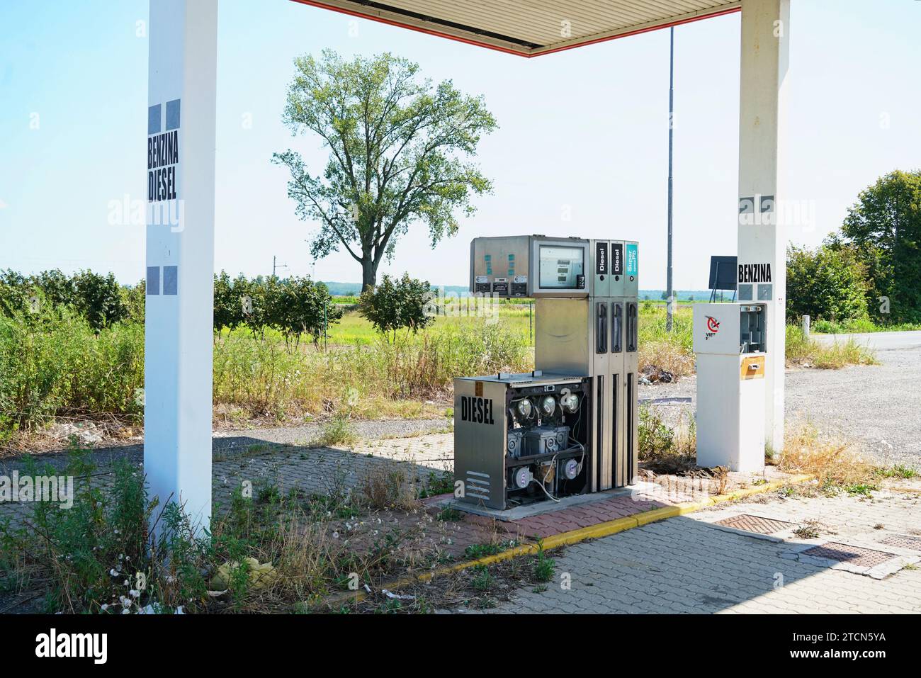 Casale/Italien - 22. Juli 2023: Eine verlassene Tankstelle als Symbol für die Energiewende weg von fossilen Brennstoffen Stockfoto