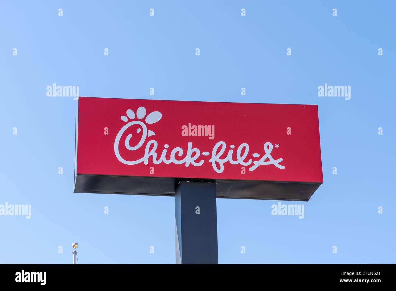 Nahaufnahme des Chick-Fil-A-Logozeichens mit dem blauen Himmel im Hintergrund. Las Vegas, USA Stockfoto