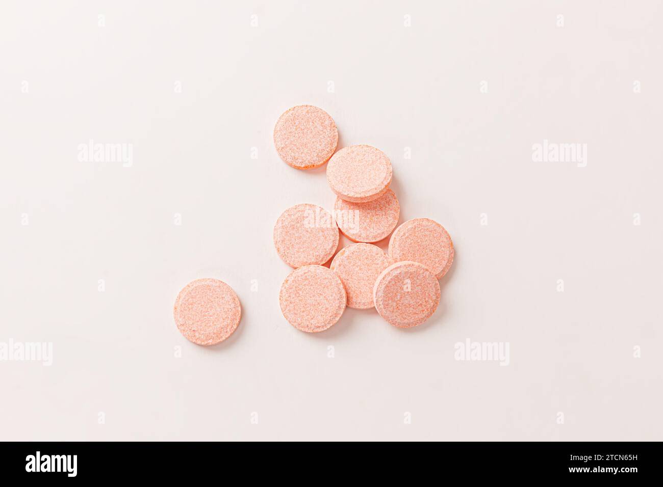 Gelbes Vitamin-C-Tablettenpräparat, isoliert auf weißem Hintergrund Stockfoto