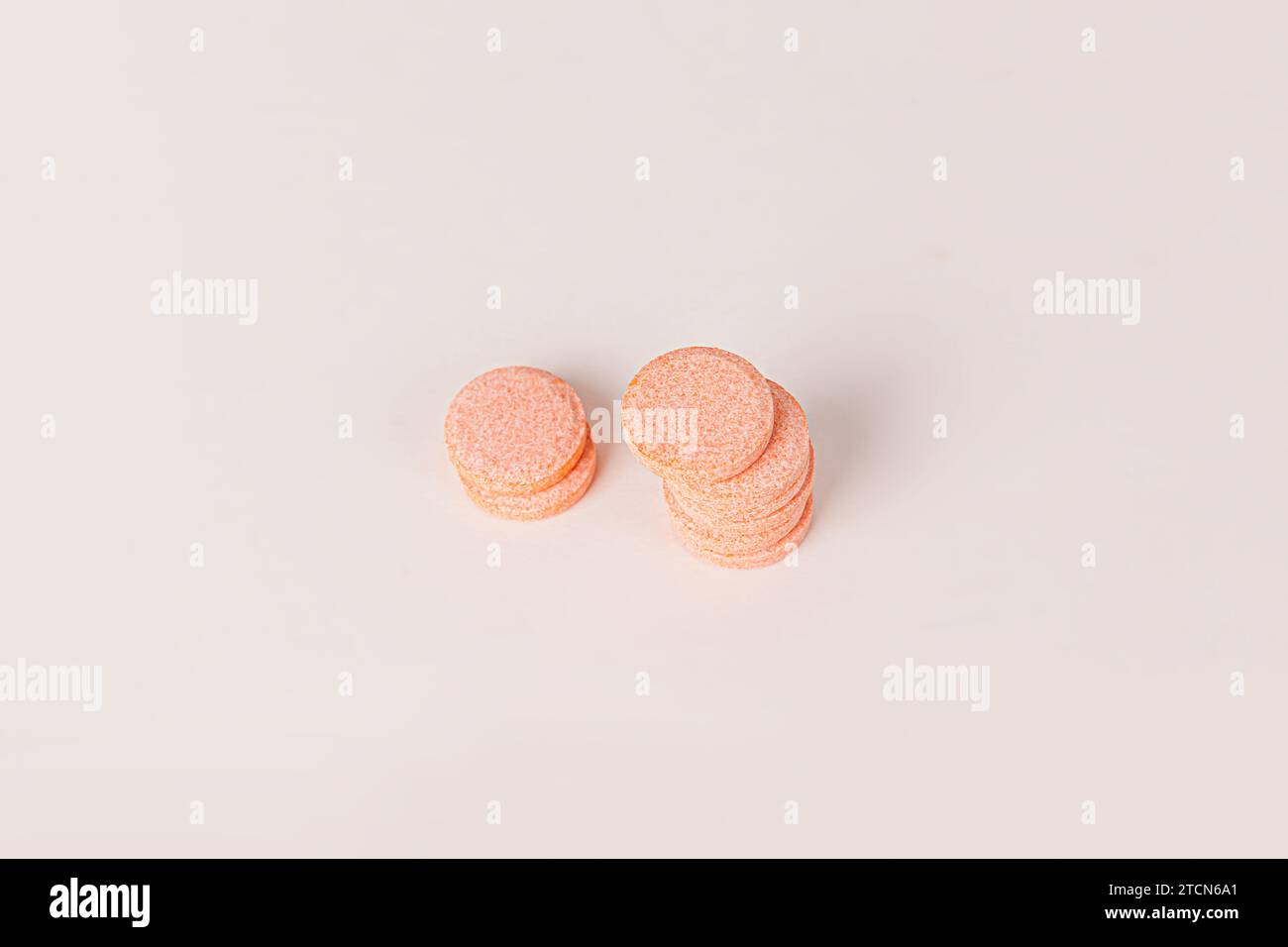 Gelbes Vitamin-C-Tablettenpräparat, isoliert auf weißem Hintergrund Stockfoto