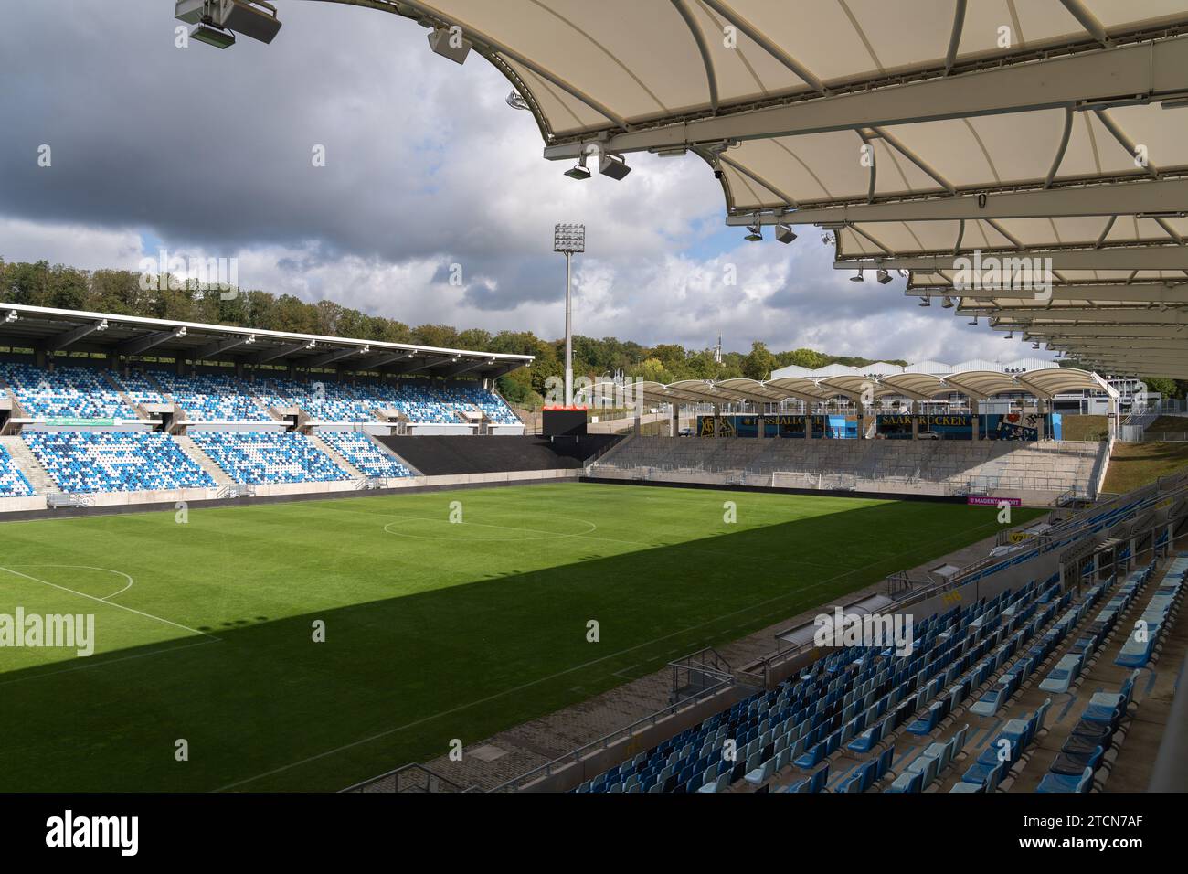 Herbstlicher Panoramablick auf das Ludwigsparkstadion, Heimstadion für 1 Person. FC Saarbrücken. Saarbrücken, Saarland, Deutschland - Oktober 2023 Stockfoto