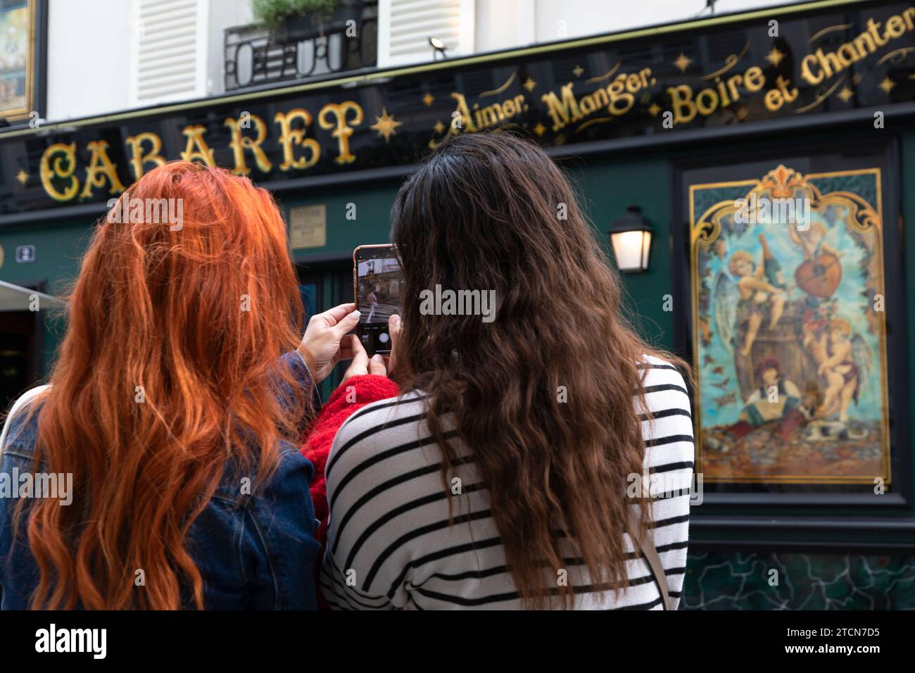 Zwei Frauen fotografieren mit Handy in Monmartre, Paris, Frankreich Stockfoto