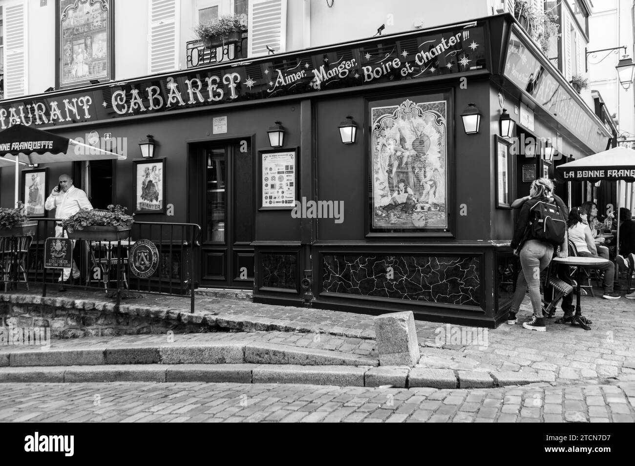 Viertel von Montmartre mit traditionellen französischen Cafés, Paris, Frankreich Stockfoto