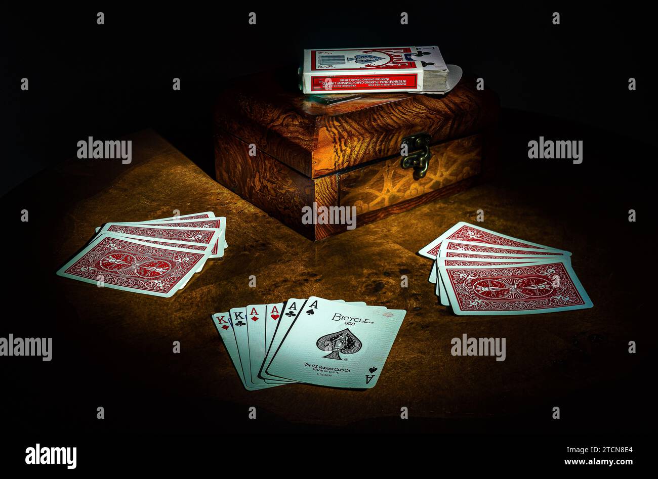 Poker - ein Kartenspiel, das in der Regel mit einem Kartenspiel mit 52 Karten gespielt wird. Ziel ist es, Geld von anderen Teilnehmern zu gewinnen, indem die beste Hand abgelegt wird. Stockfoto