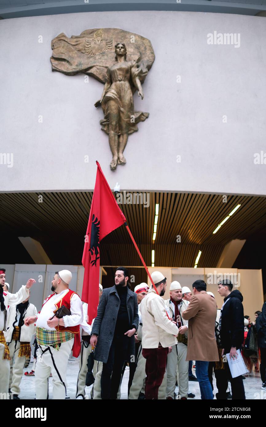 Tirana, Albanien - 28. November: Die Menschen feiern mit Fahnen, ohne sich zu bewusst, dass sie fotografiert werden, vor der Mutter Teresa-Statue Stockfoto