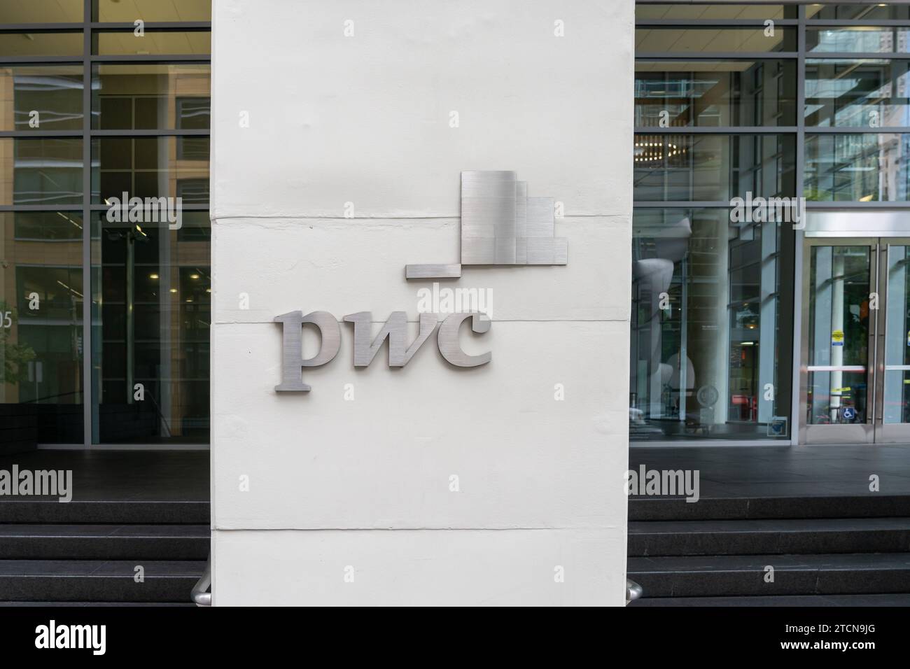 pwc-Schild am Orrick-Gebäude in San Francisco, Kalifornien, USA Stockfoto