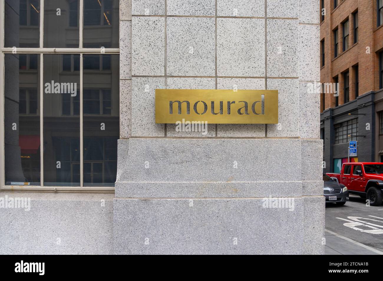 Mourad-Schild auf dem Gebäude in San Francisco, Kalifornien Stockfoto