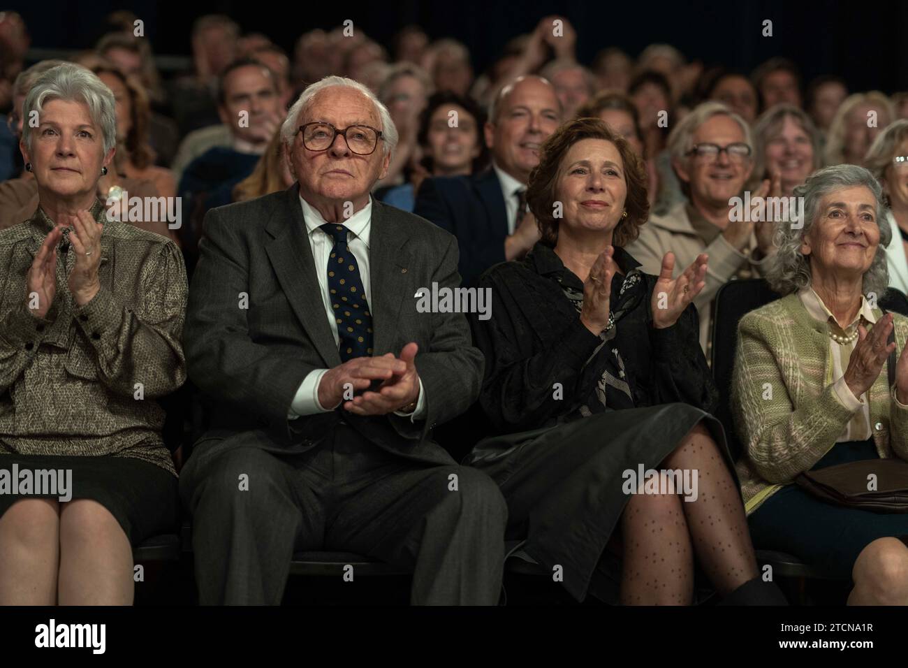 ERSCHEINUNGSDATUM: 1. Januar 2024. TITEL: One Life. STUDIO: BBC Film. REGIE: James Hawes. PLOT: Folgt dem britischen humanitären Nicholas Winton, der am Vorabend des Zweiten Weltkriegs Hunderte von mitteleuropäischen Kindern vor den Nazis gerettet hat DIE HAUPTROLLE: ANTHONY HOPKINS als Nicholas Winton. (Credit Image: © BBC Film/Entertainment Pictures/ZUMAPRESS.com) NUR REDAKTIONELLE VERWENDUNG! Nicht für kommerzielle ZWECKE! Stockfoto