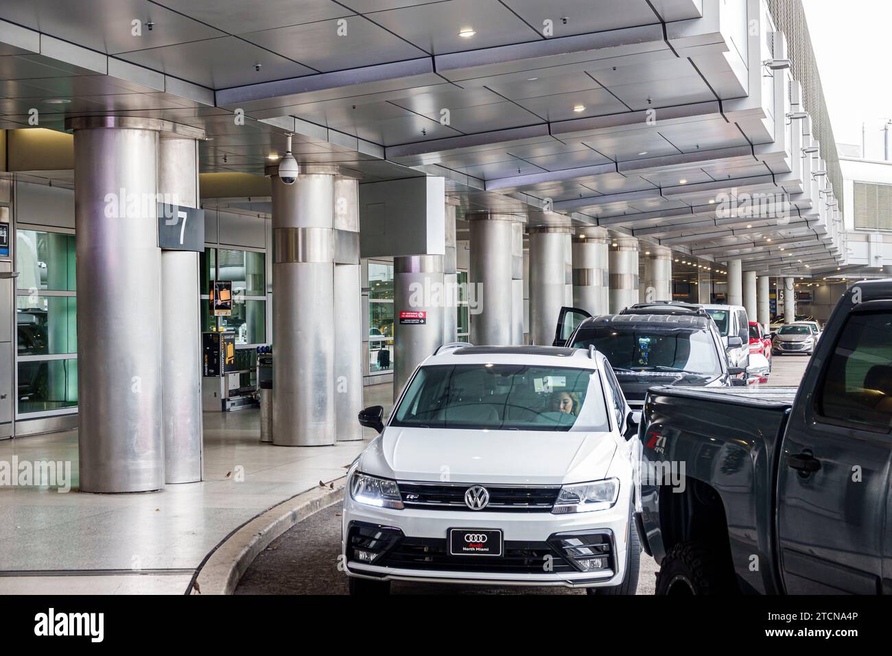 Miami Florida, Miami International Airport MIA, Verkehrsabsetzung von Flügen, Fahrzeuge außerhalb des Außenbereichs, Eingang des Gebäudes, Gebäude Stockfoto