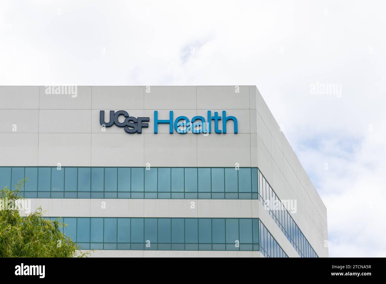 UCSF Health (UCSF Medical Center) Gebäude mit der Supply Chain Management Department in Brisbane, Kalifornien, USA Stockfoto
