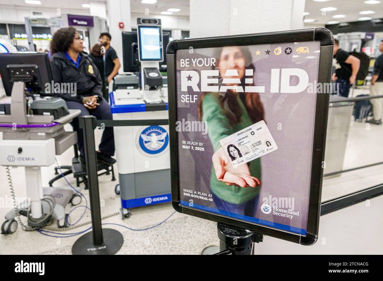 Miami Florida, Miami International Airport MIA, innen innen drinnen, Terminal-Halle, Sicherheitskontrolle, Homeland Security REAL ID Nachricht, Frau wo Stockfoto