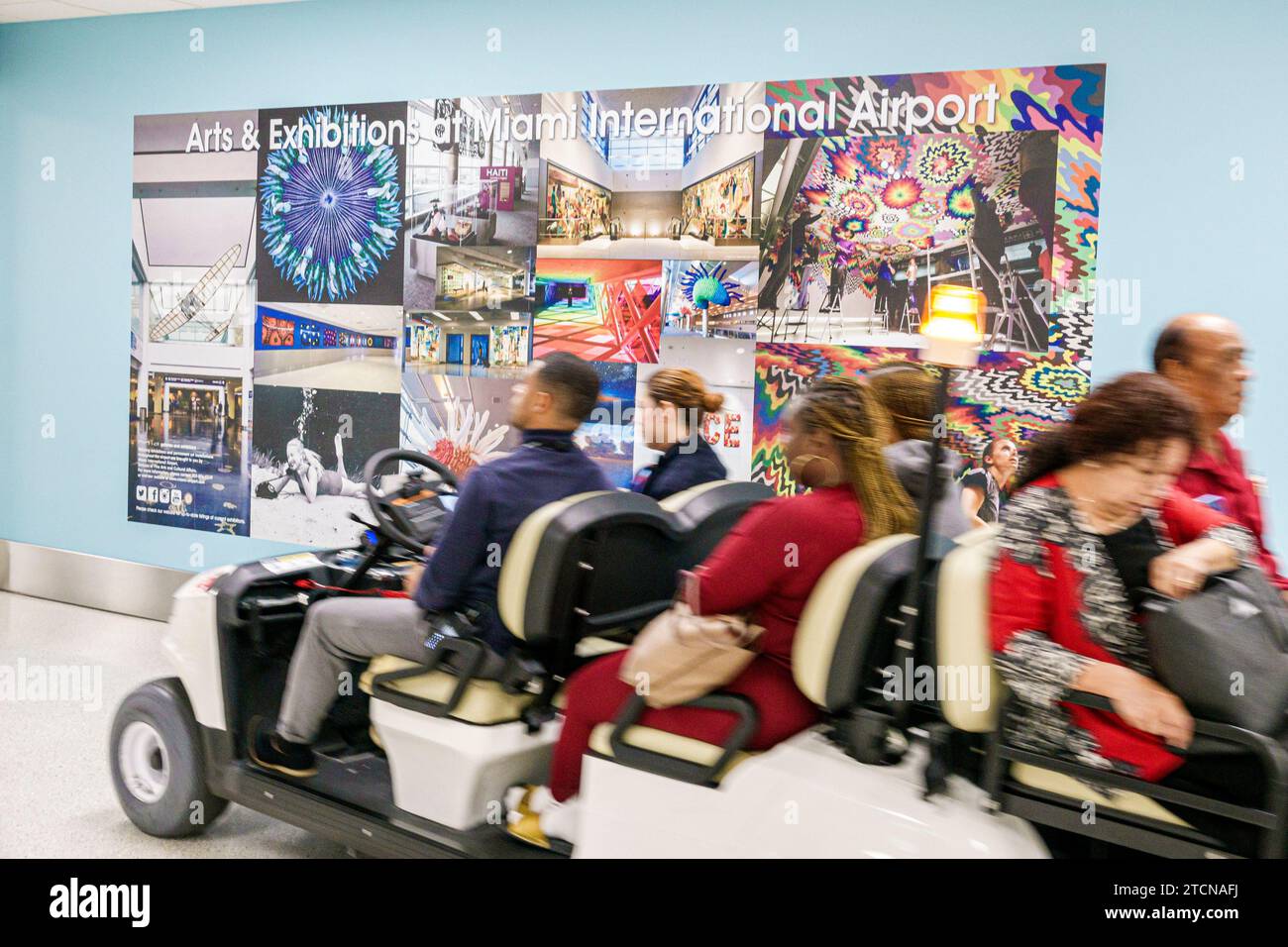 Miami Florida, Miami International Airport MIA, Innenraum, Terminal-Halle, Gate-Bereich, Reisende Reisende Passagiere, Kunstwerke Ausstellung Stockfoto