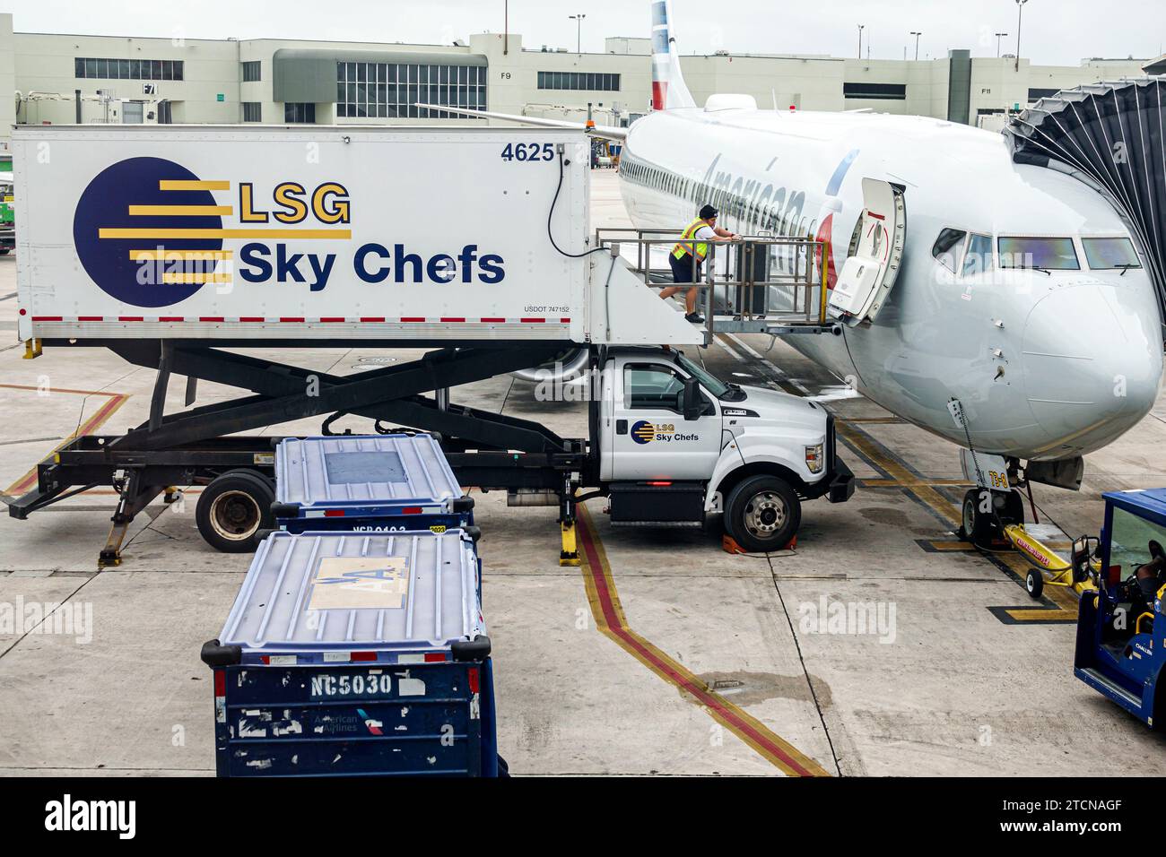 Miami Florida, Miami International Airport MIA, Terminal-Halle, Gate-Bereich, asphaltierte American Airlines Jetliner Flugzeug, LSG Sky Chefs Catering Stockfoto