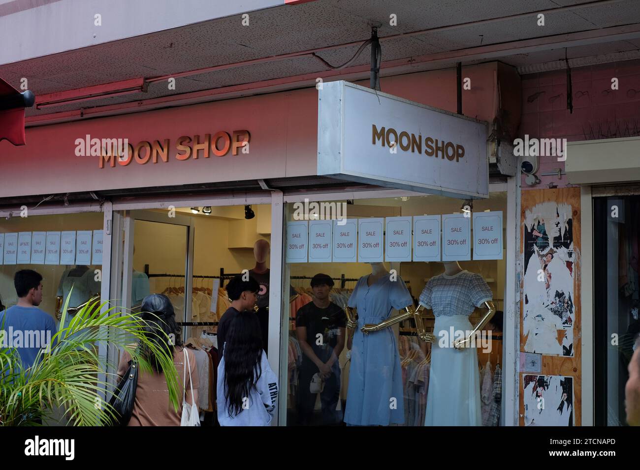 Moon Shop, ein unabhängiges Modegeschäft in Belvedere Arcade, Schaufensterpuppen mit goldenen Armen in Sommerkleider, in Cabramatta multikulturell in Western Sydney Stockfoto