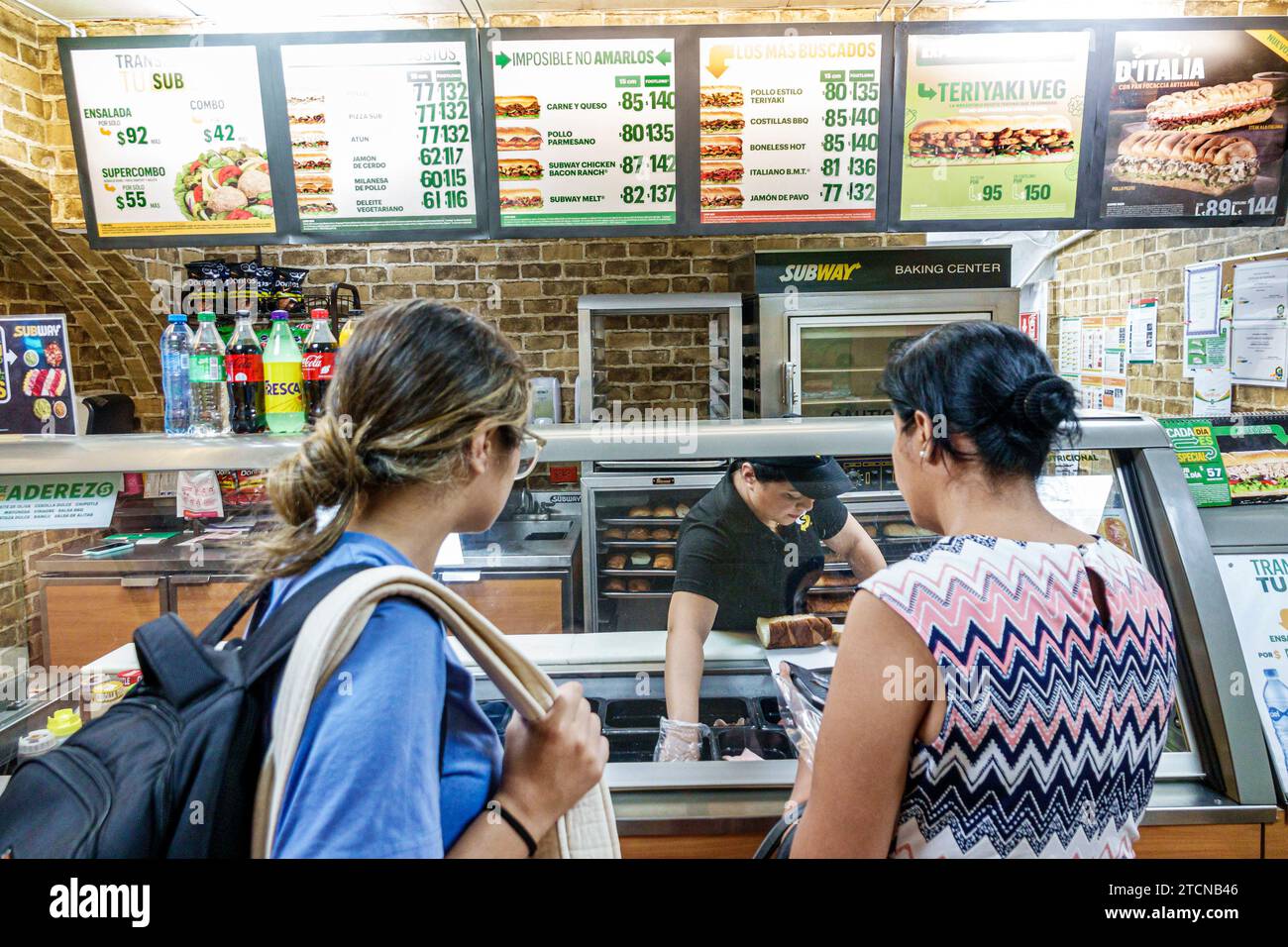 Merida Mexico, zentrales historisches Zentrum, U-Bahn-Sandwiches-Baguette bestellen, weibliche Frauen, Erwachsene, bewohnte Freunde, in Interio Stockfoto
