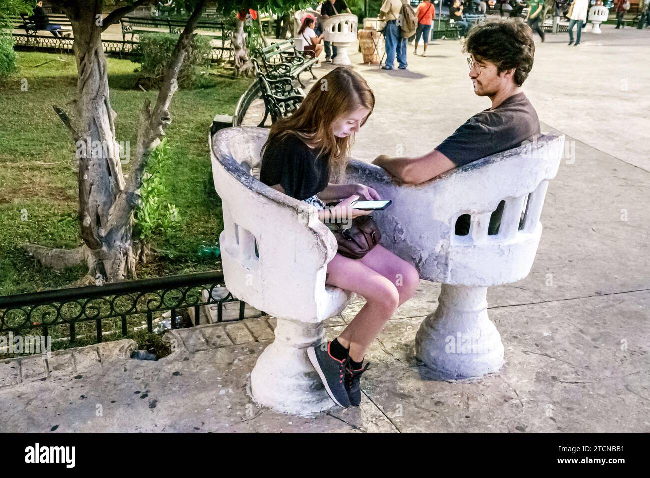 Merida Mexico, Centro Historico Central Historico Central Historico, Plaza Grande Principal, vertraute Küssstühle, Mann Männer männlich, Frau Frauen weiblich, Erwachsene r Stockfoto