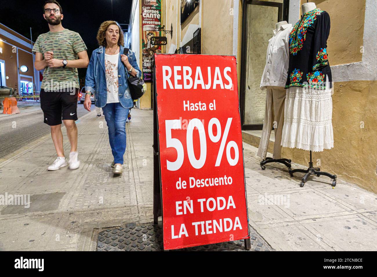 Merida Mexico, Centro Historico Central Historico Central Historico, Bekleidungsverkauf 50% Rabatt auf das gesamte Geschäft, Calle 60, Mann Männer männlich, Frau Frauen weiblich, Erwachsene Coupl Stockfoto