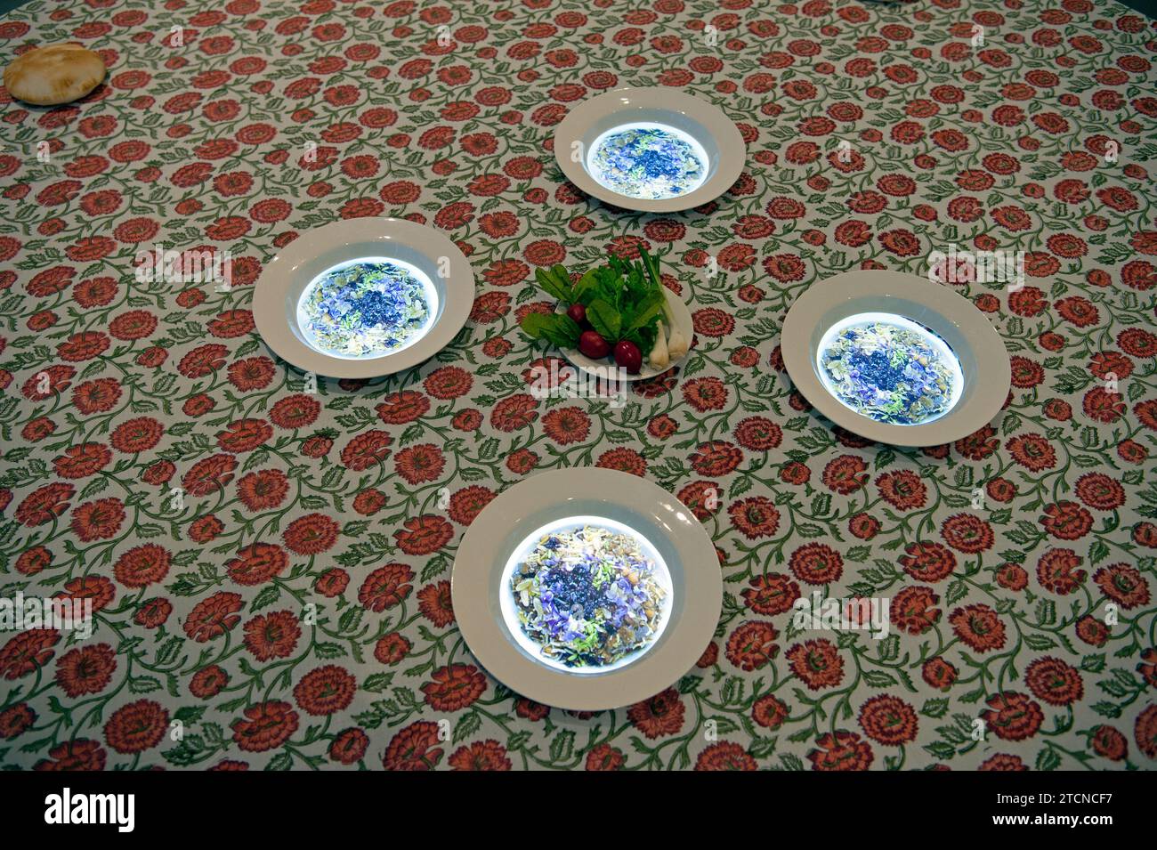 Virtuelle Mahlzeit auf Teller auf einem Tisch projiziert, Abendessen mit dem Sultan: Die schöne Kunst des Festens, Ausstellung, Los Angeles County Museum of Art, LACMA, Museum, islamisch, Kunst, los Angeles, Kalifornien, USA Stockfoto