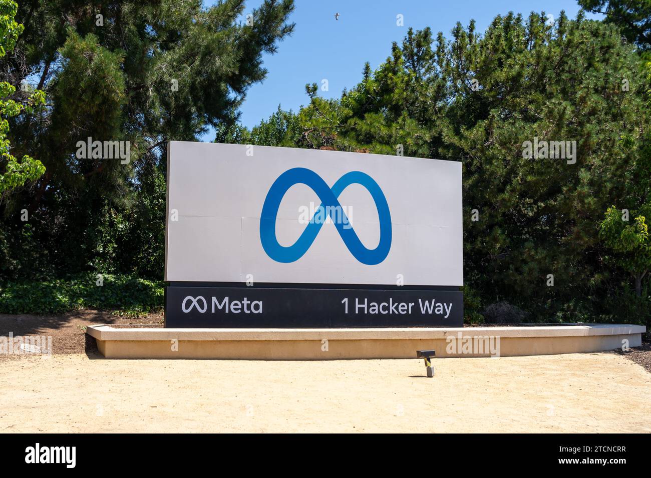 Das Meta-Logo befindet sich außerhalb des Hauptsitzes von Meta Platform Inc. In Menlo Park, Kalifornien, USA Stockfoto