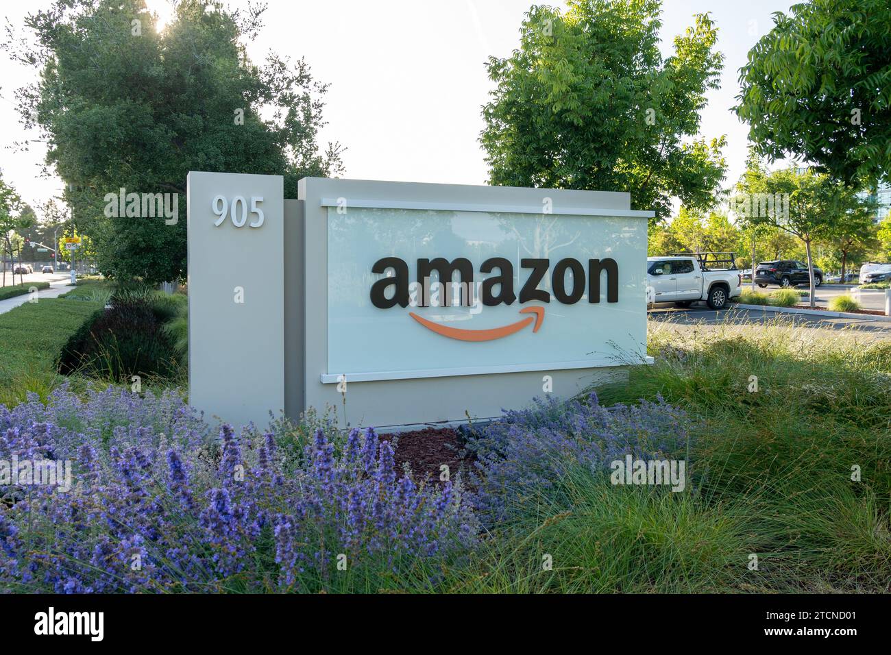Nahaufnahme des Amazon Bodenschilds in seinem Büro in Sunnyvale, Kalifornien, USA - 8. Juni 2023. Stockfoto