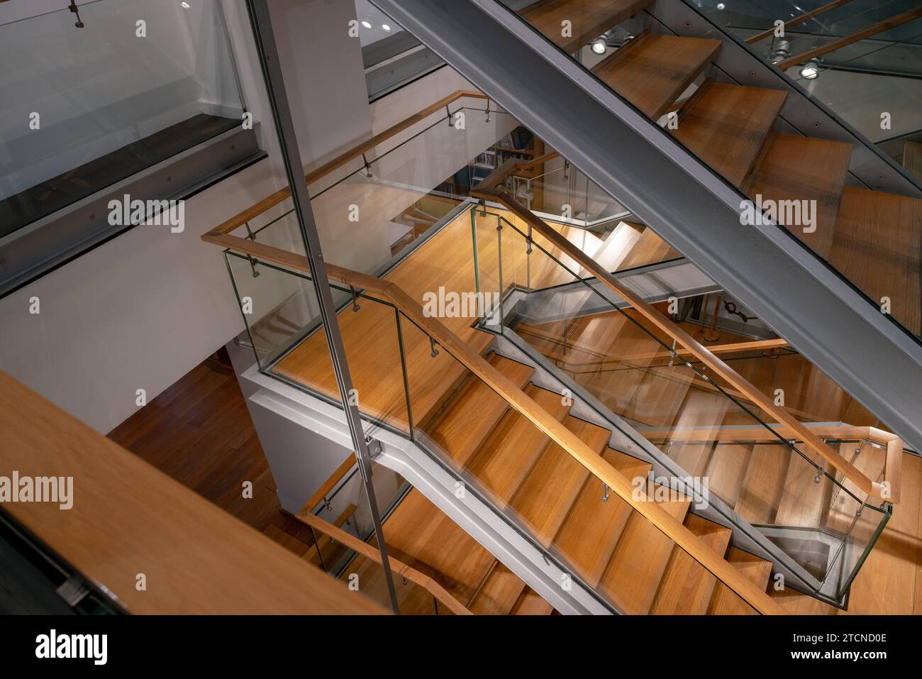 Innentreppe aus Holz und Stahl, abgehängt. Doppeltreppe mit Rüben. Entworfen von Renzo Piano für pinacoteca Agnelli, turin, i Stockfoto