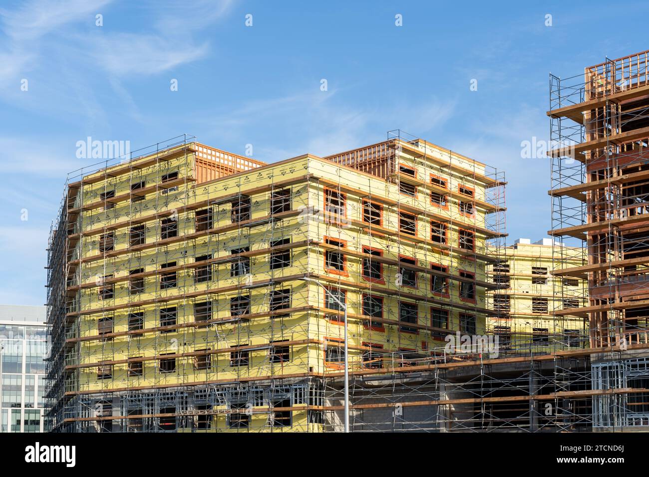Eine mittelhohe Baustelle mit Holzrahmen in San Jose, Kalifornien, USA Stockfoto