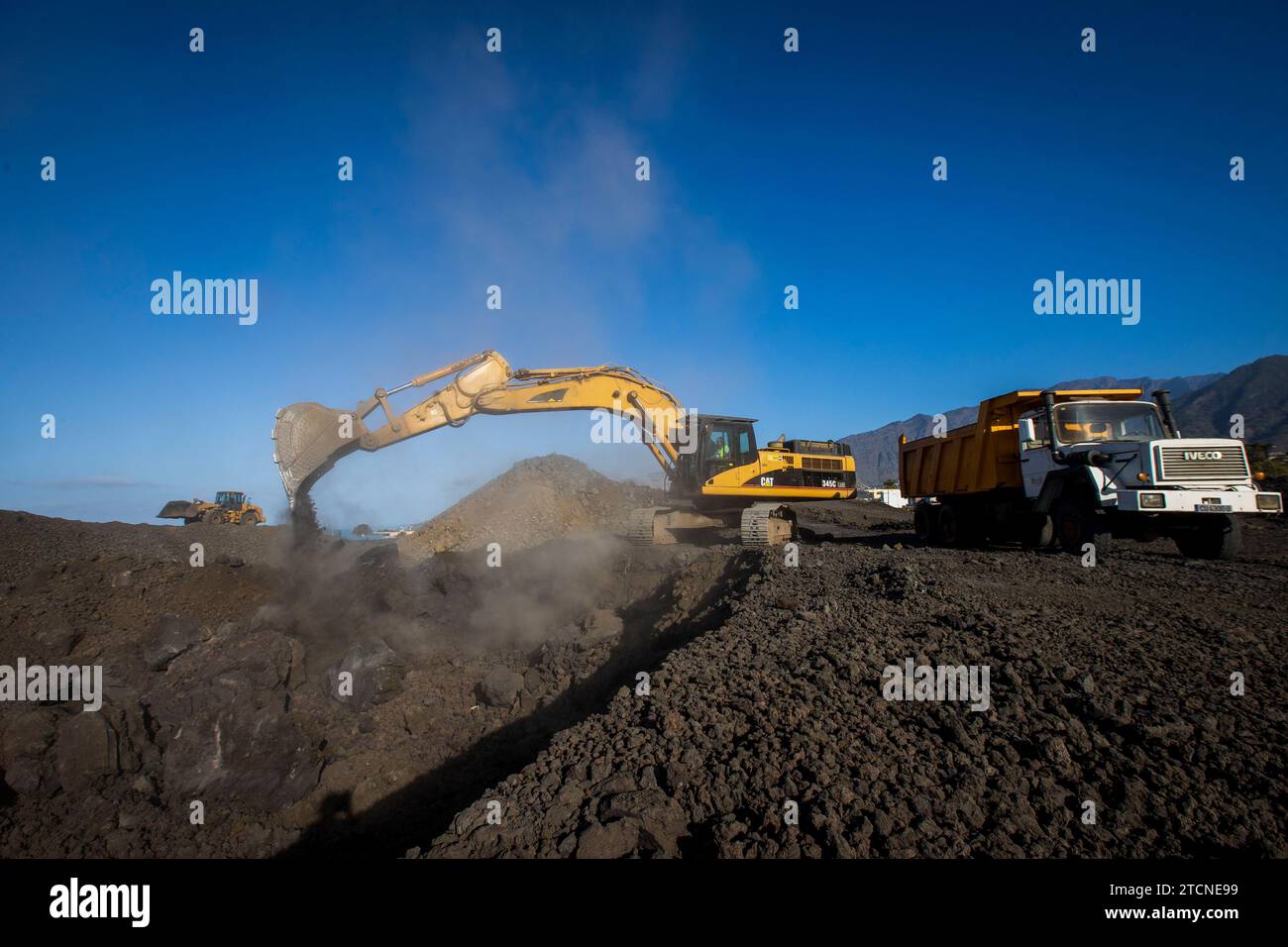 La Palma, 18.02.2022. Arbeitszone in La Laguna zur Eröffnung der LP-213-Straßen nach Puertyo Naos und des von Lava überfallenen Abschnitts vom Vulkan Cumbre Vieja in Richtung Tazacorte. Foto: Ignacio Gil. ARCHDC. Quelle: Album / Archivo ABC / Ignacio Gil Stockfoto