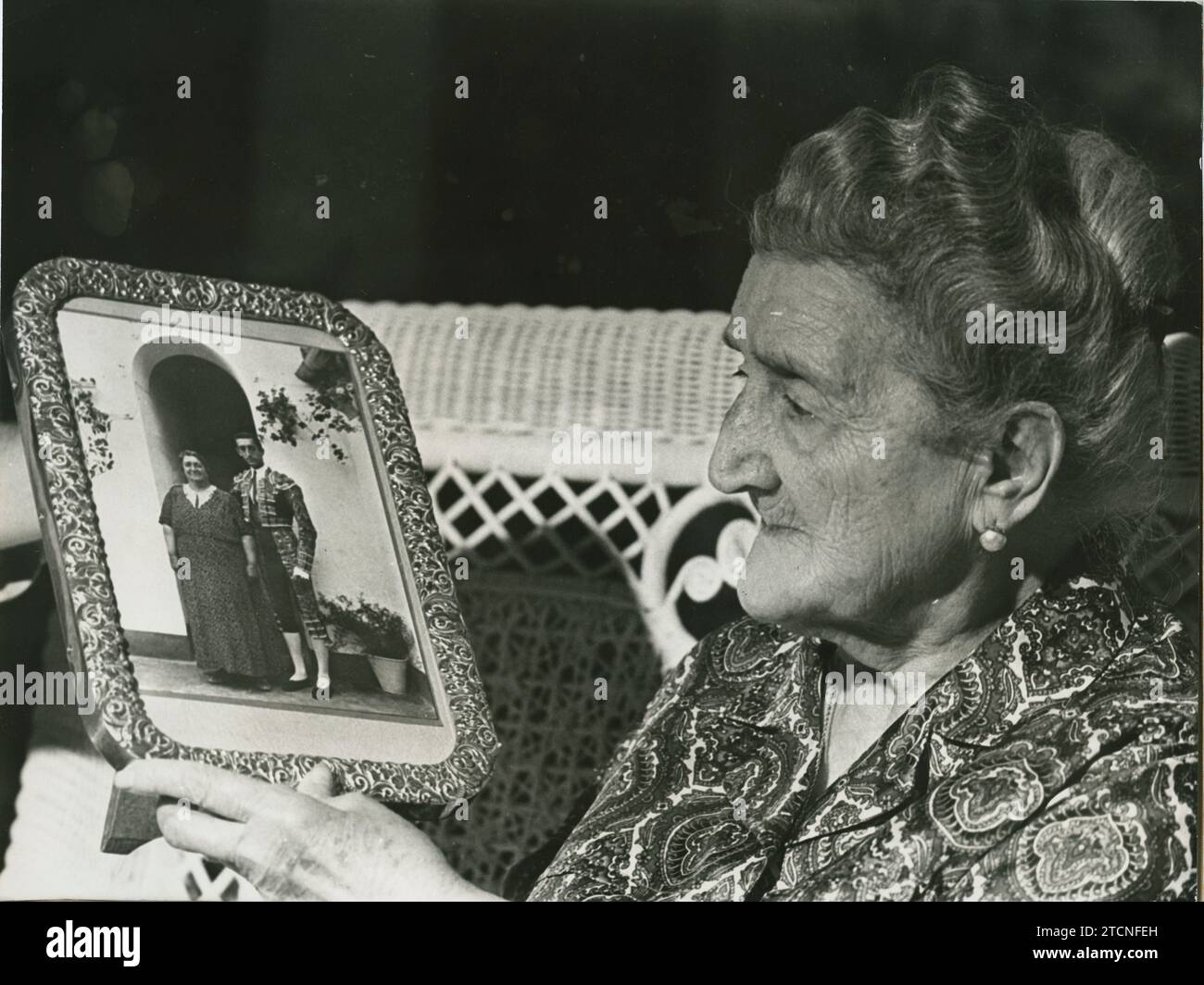 Córdoba, August 1972. Doña Angustias Sánchez, Mutter des Córdoba-Stierkämpfers Manolete, denkt über das Lieblingsfoto ihres Sohnes nach. Es wurde kurz nach Kriegsende in dem alten Haus in Lagunilla hergestellt. Quelle: Album / Archivo ABC / José Sánchez Martínez Stockfoto