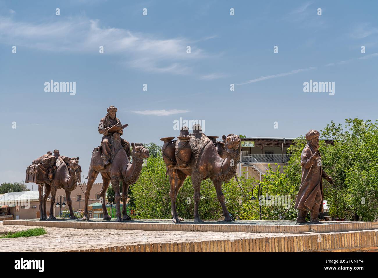 26. JUNI 2023, CHIWA, USBEKISTAN: Statuen der Kamelkarawane, die durch die alte Seidenstraße in der Altstadt von Chiwa fahren Stockfoto