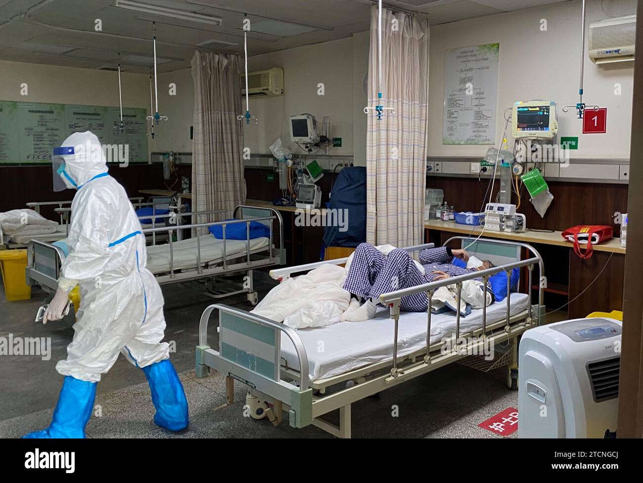 Wuhan (China), 16.04.2020. Ein Gesundheitspersonal kümmert sich um einen Patienten im Krankenhaus 7. Foto: Pablo M. Díez. Quelle: Album / Archivo ABC / Pablo M. Díez Stockfoto