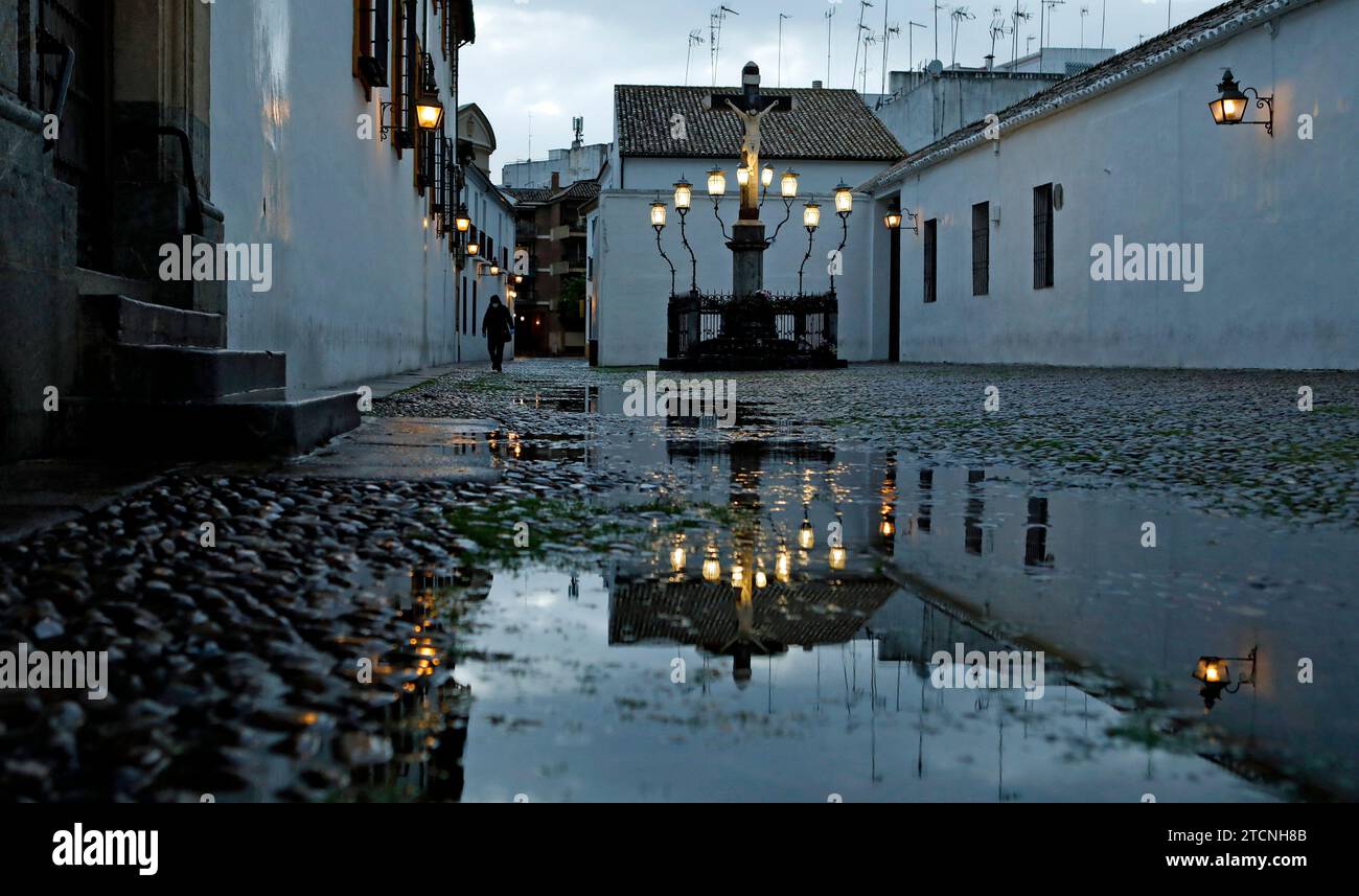 Córdoba, 21.03.2020. Straßen und Denkmäler des historischen Zentrums von Córdoba bei Nacht, völlig verlassen aufgrund des Erlasses des Alarmzustands und der Coronavirus-Quarantäne. Auf dem Bild der Christus der Laternen auf der Plaza de los Capuchinos. Foto: Valerio Merino ARCHCOR. Quelle: Album / Archivo ABC / Valerio Merino Stockfoto