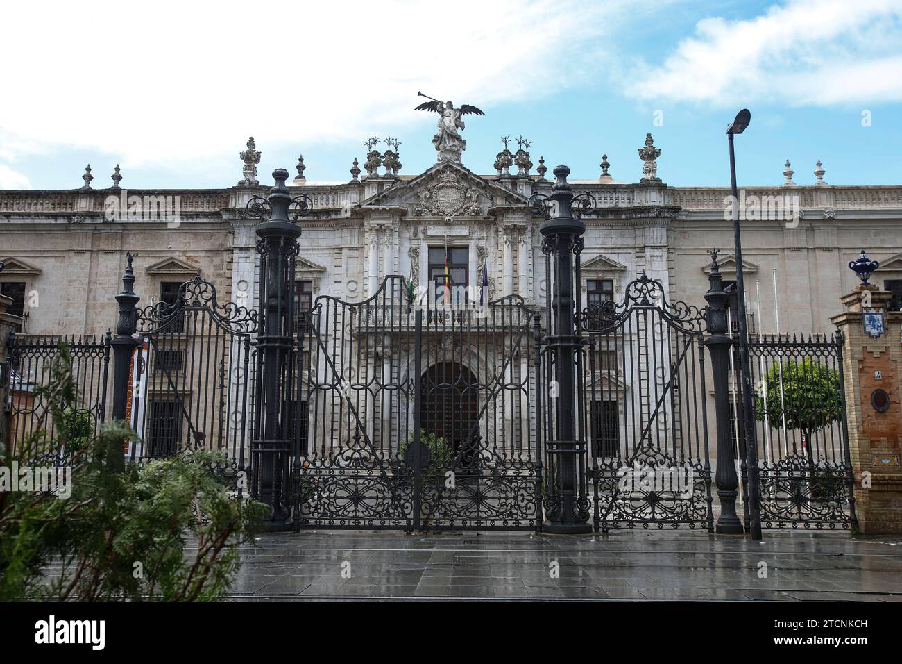 Sevilla, 15.04.2020. 33 Tage Gefangenschaft durch das Coronavirus. Im Bild die Universität von Sevilla, Rektorat, Königliche Tabakfabrik von Sevilla. Foto: Raúl Doblado ARCHSEV. Quelle: Album / Archivo ABC / Raúl Doblado Stockfoto