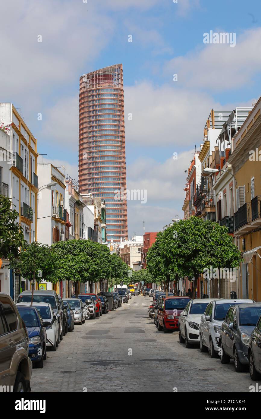 Sevilla, 27.03.2020. Tag 14 der Gefangenschaft wegen Coronavirus. Nachbarschaftsbericht. Historisches Triana. Auf dem Bild der Pelli-Turm. Foto: Raúl Doblado ARCHSEV. Quelle: Album / Archivo ABC / Raúl Doblado Stockfoto