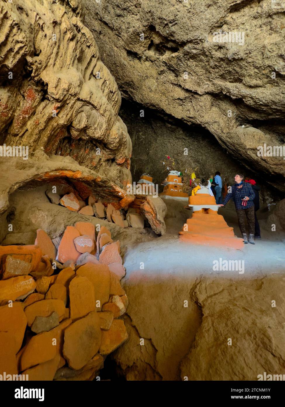 Chungsi Cave, auch bekannt als Rangchung Cave, ist ein buddhistischer Pilgerort, an dem Padmasambhava im 8. Jahrhundert meditierte - Mustang District, Nepal Stockfoto