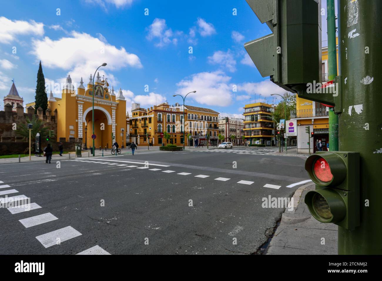 Sevilla, 27.03.2020. Das tägliche Leben im Stadtteil La Macarena im Alarmzustand der Coronavirus-Krise. Auf dem Bild die Puerta de la Macarena. Foto: Vanessa Gómez ARCHSEV. Quelle: Album / Archivo ABC / Vanessa Gómez Stockfoto Sevilla, 27.03.2020. Das tägliche Leben im Stadtteil La Macarena im Alarmzustand der Coronavirus-Krise. Auf dem Bild die Puerta de la Macarena. Foto: Vanessa Gómez ARCHSEV. Quelle: Album / Archivo ABC / Vanessa Gómez Stockfoto