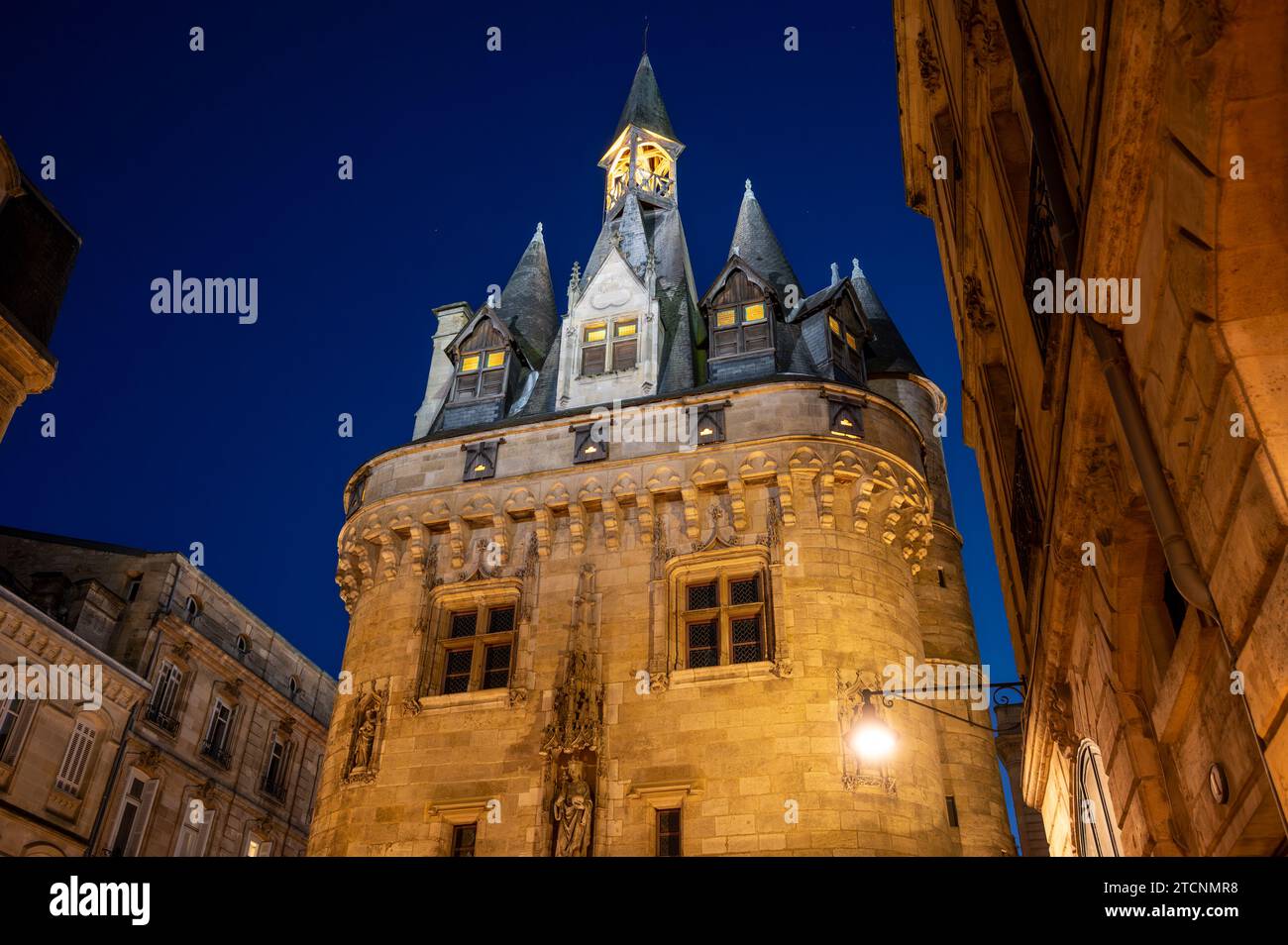 Nachtblick auf die Porte Cailhau oder Porte du Palais. Das ehemalige Stadttor der Stadt Bordeaux in Frankreich. Eine der wichtigsten touristischen Attraktionen der französischen Stadt. Hochwertige Fotografie. Stockfoto