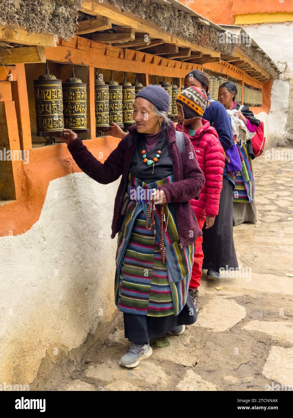 Pilger spinnen Gebetsmühlen im Kloster Lo Gekar im Dorf Ghar, dem ältesten buddhistischen Gompa in Nepal, erbaut von Guru Rimpoche im 8. Jahrhundert - Mus Stockfoto