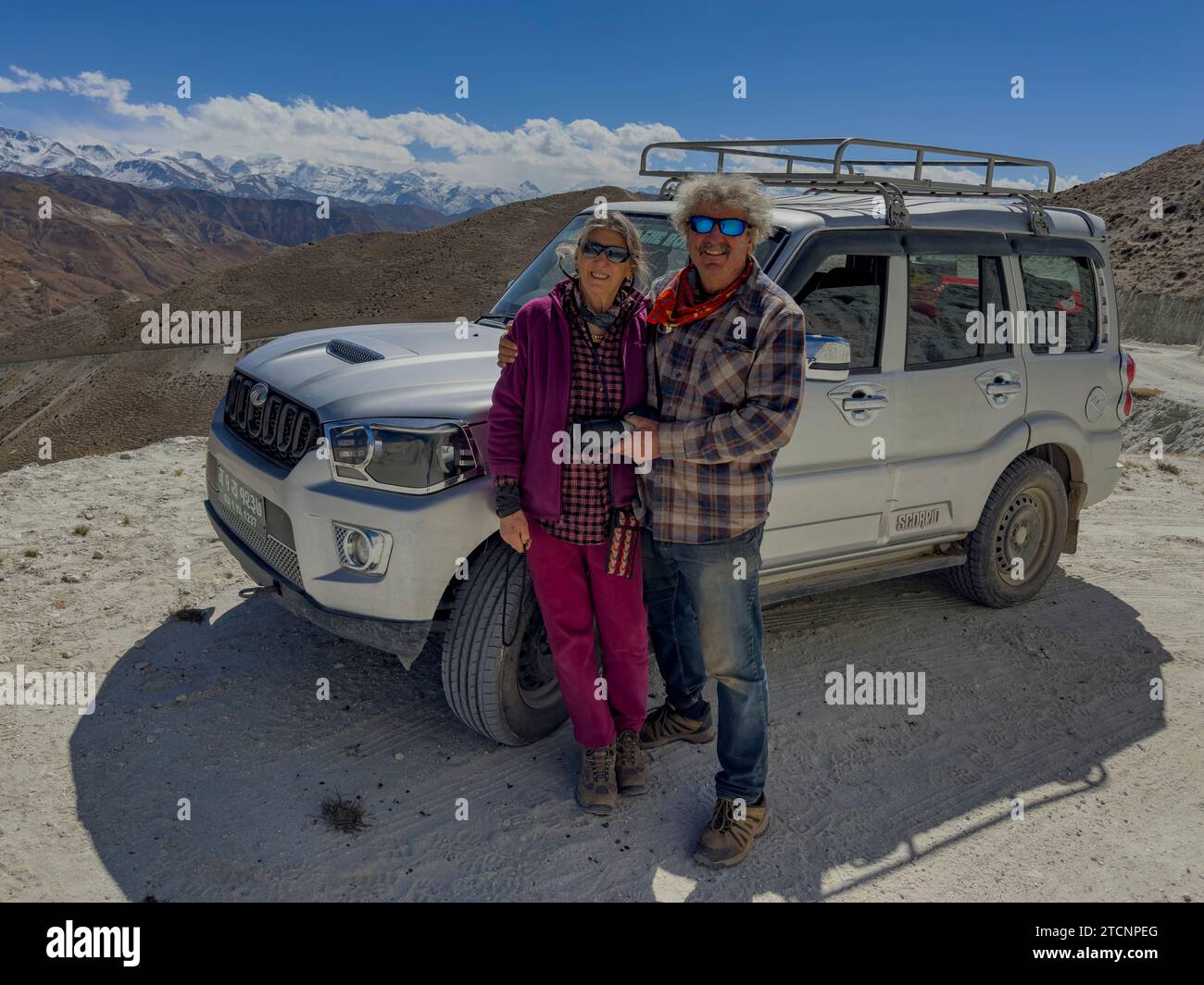 Craig Lovell und Christine Kolisch auf den unwegsamen Straßen des oberen Mustang, Nepal Stockfoto