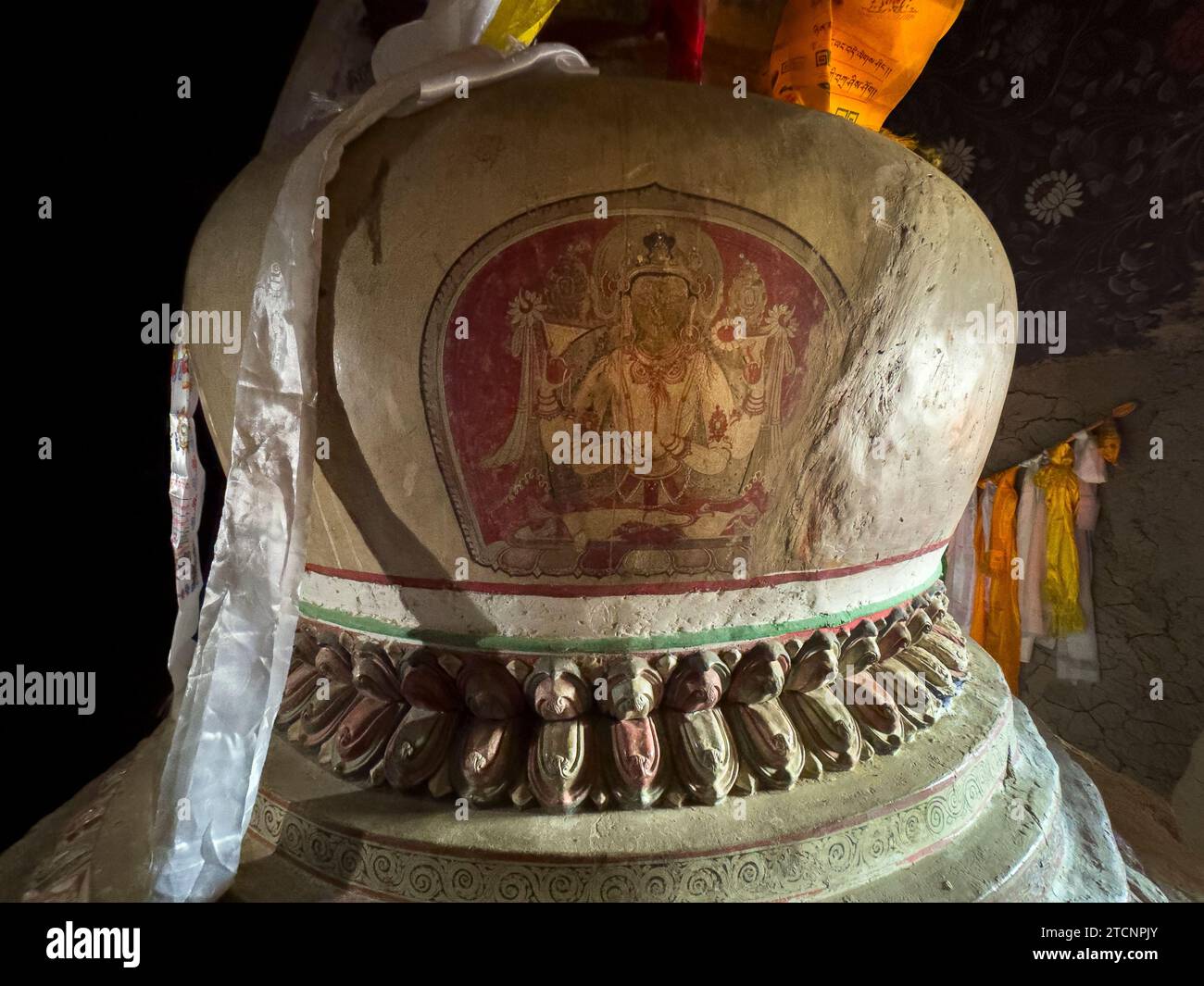 Chenrezig gemalt auf dem 14. Jahrhundert 6 Meter hohe Chorten bei Luri Gompa ist um einen Naturstein in einer Höhle oberhalb des Dorfes Yara gebaut - Mustang Distri Stockfoto