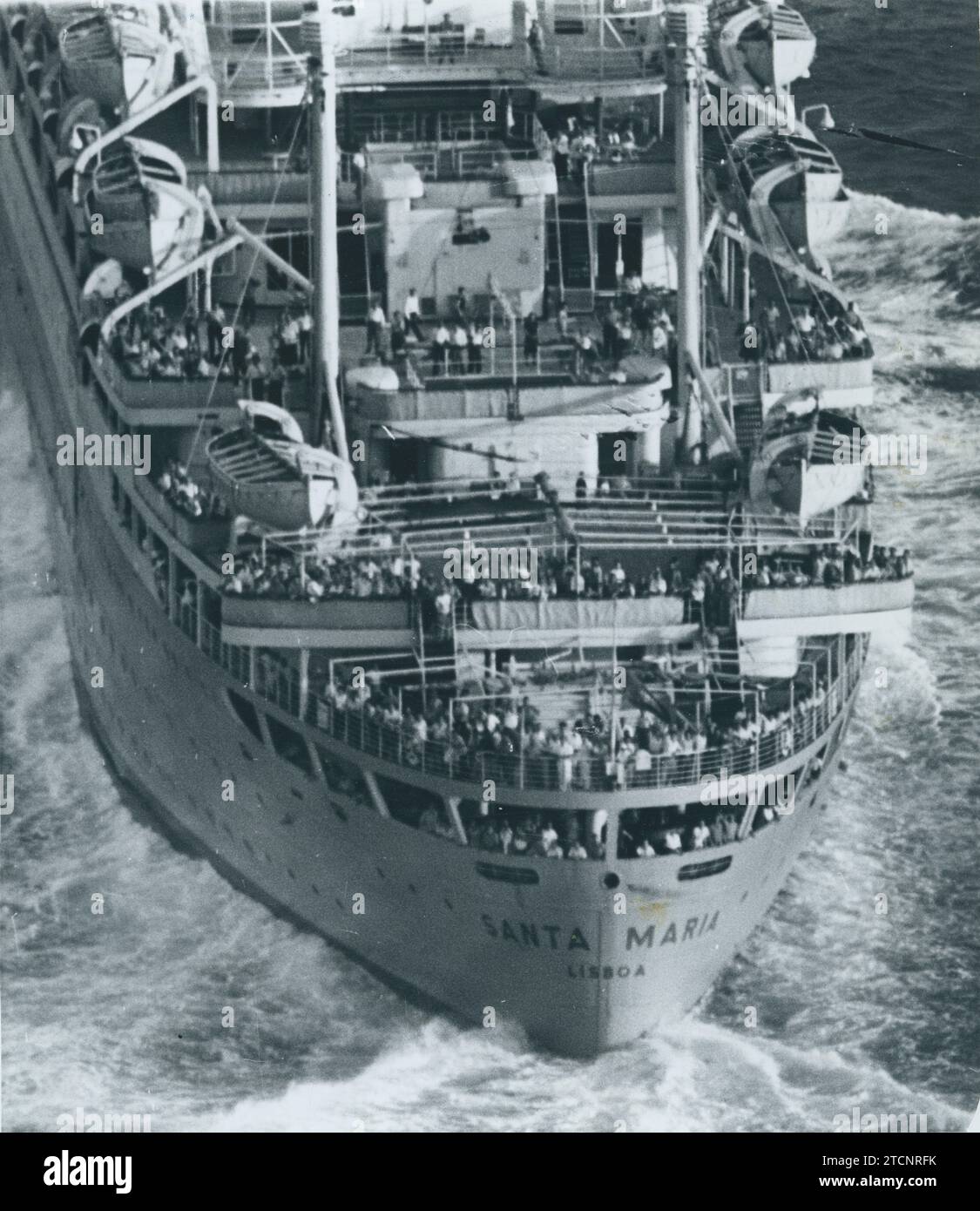 Recife (Brasilien), 28.01.1961. Teilfoto von einem nordamerikanischen Aufklärungsflugzeug vor Recife des portugiesischen Schiffes Santa María mit seinen Passagieren auf den Decks. Quelle: Album/Archivo ABC Stockfoto