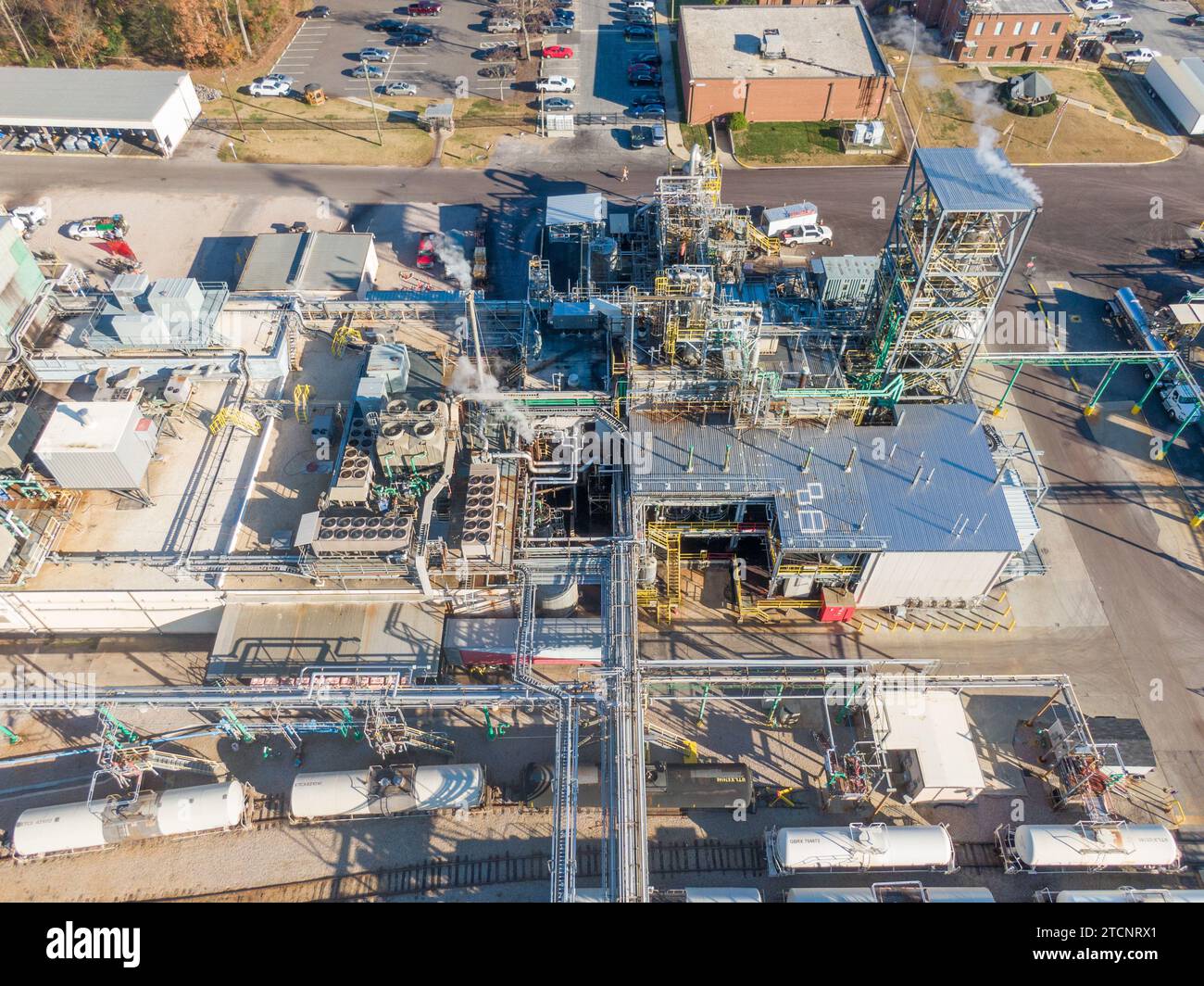 Drohnenbilder einer großen pharmazeutischen Fabrik mit vielen Rohren, kühlen Winkeln und interessanten Schatten. Stockfoto