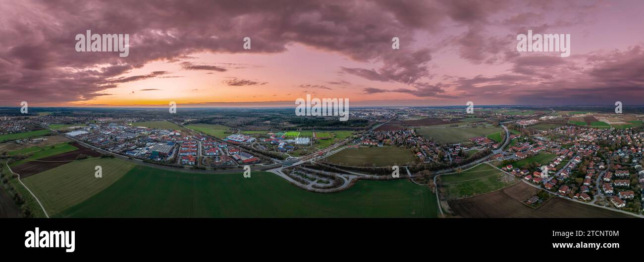 Sonnenuntergang über dem Land Stadt: Aus der Vogelperspektive auf die Dämmerung Stockfoto