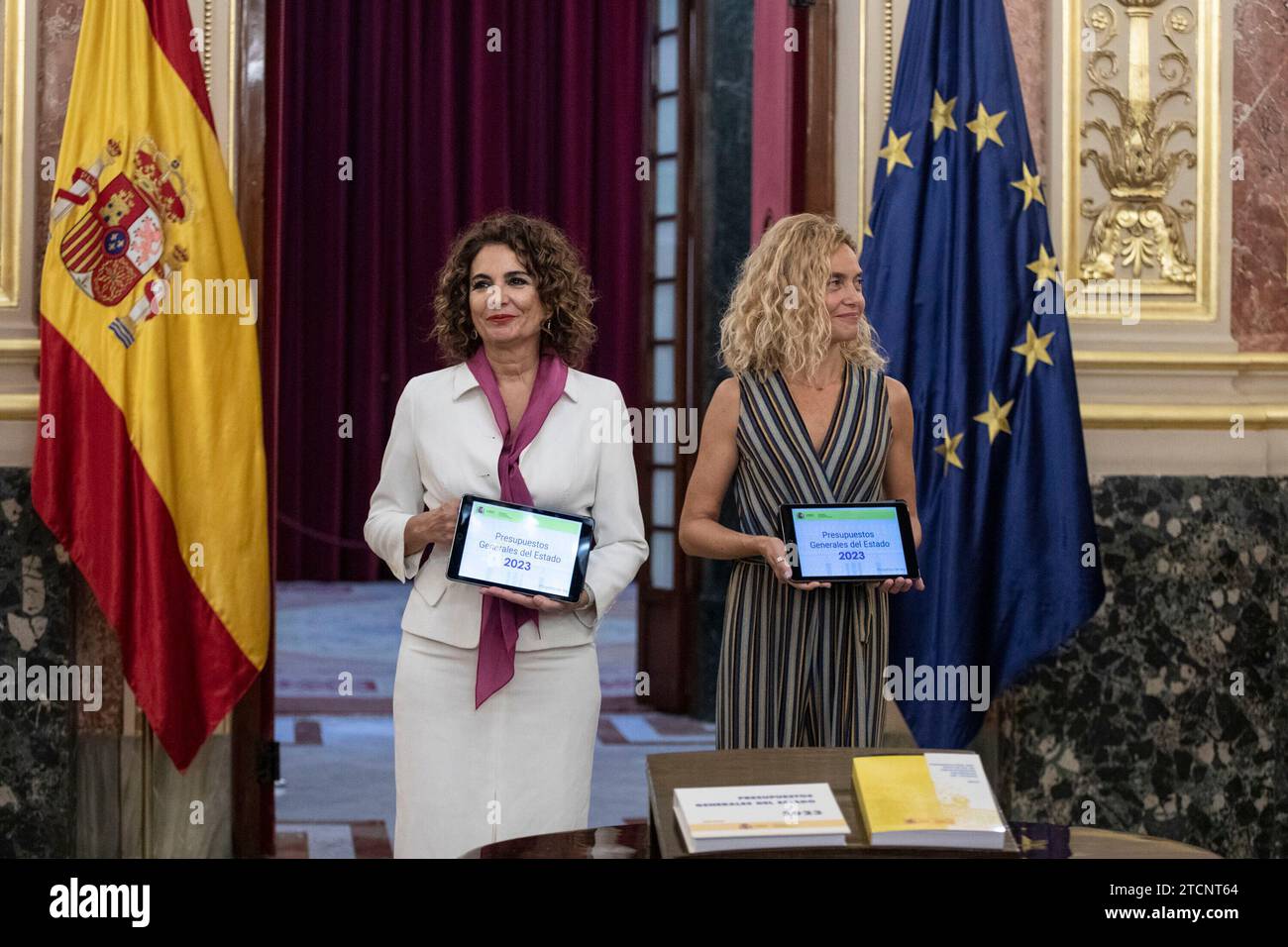 Madrid, 06.10.2022. Abgeordnetenkongress. Erläuterung des Gesamthaushaltsplans. María Jesús Montero überträgt das Projekt für den allgemeinen Staatshaushalt 2023 an Meritxell Batet. Foto: Isabel Permuy. ARCHDC. Quelle: Album / Archivo ABC / Isabel B. Permuy Stockfoto