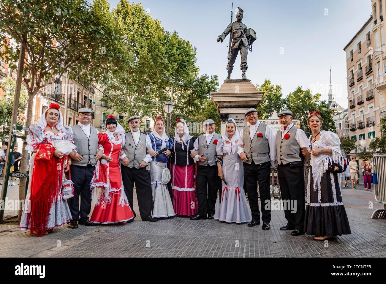 Madrid, 8.5.2022. Chulapos bei den San Cayetano Festlichkeiten auf der Plaza del Cascorro. Foto: Tania Sieira. ARCHDC. Quelle: Album / Archivo ABC / Tania Sieira Stockfoto