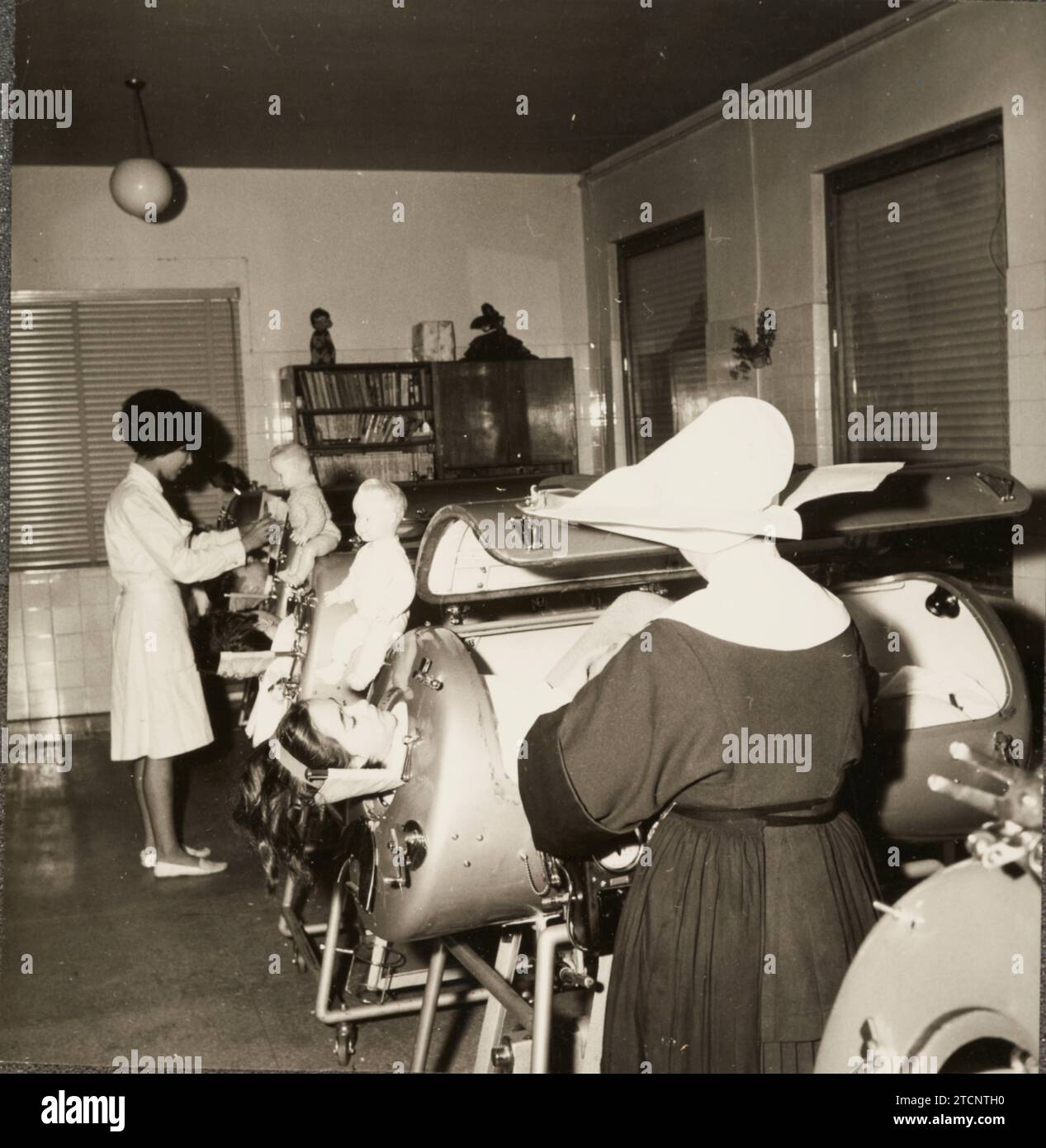 Madrid, 1963. Kinder, die an Poliomyelitis erkrankt sind. Anti-Polio-Service des Hospital del Niño Jesús, in dem dieser Raum mit eiserner Lunge erscheint. Kinder, die an Polio erkrankt sind, erscheinen in Begleitung ihrer Puppen. Quelle: Album / Archivo ABC / Teodoro Naranjo Domínguez Stockfoto