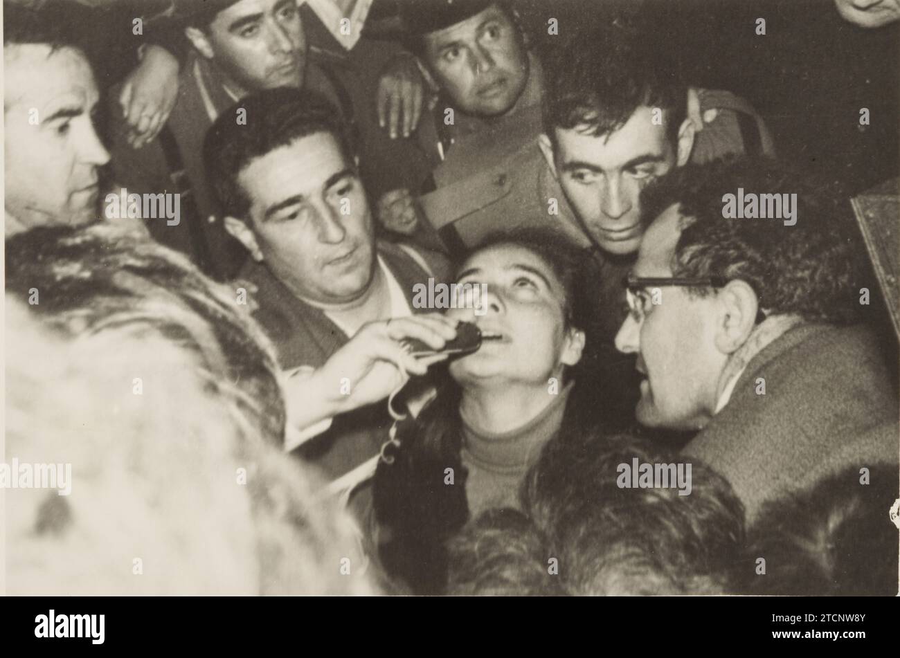 San Sebastián de Garabandal (Kantabrien), 18.06.1965. Mysterium der Erscheinungen der Jungfrau und des Engels, des heiligen Michael. Auf dem Bild fängt das Tonbandgerät einen Teil des Dialogs der Hellseherin Conchita González ein, die am nächsten Tag die empfangene Botschaft öffentlich machte. Quelle: Album/Archivo ABC Stockfoto